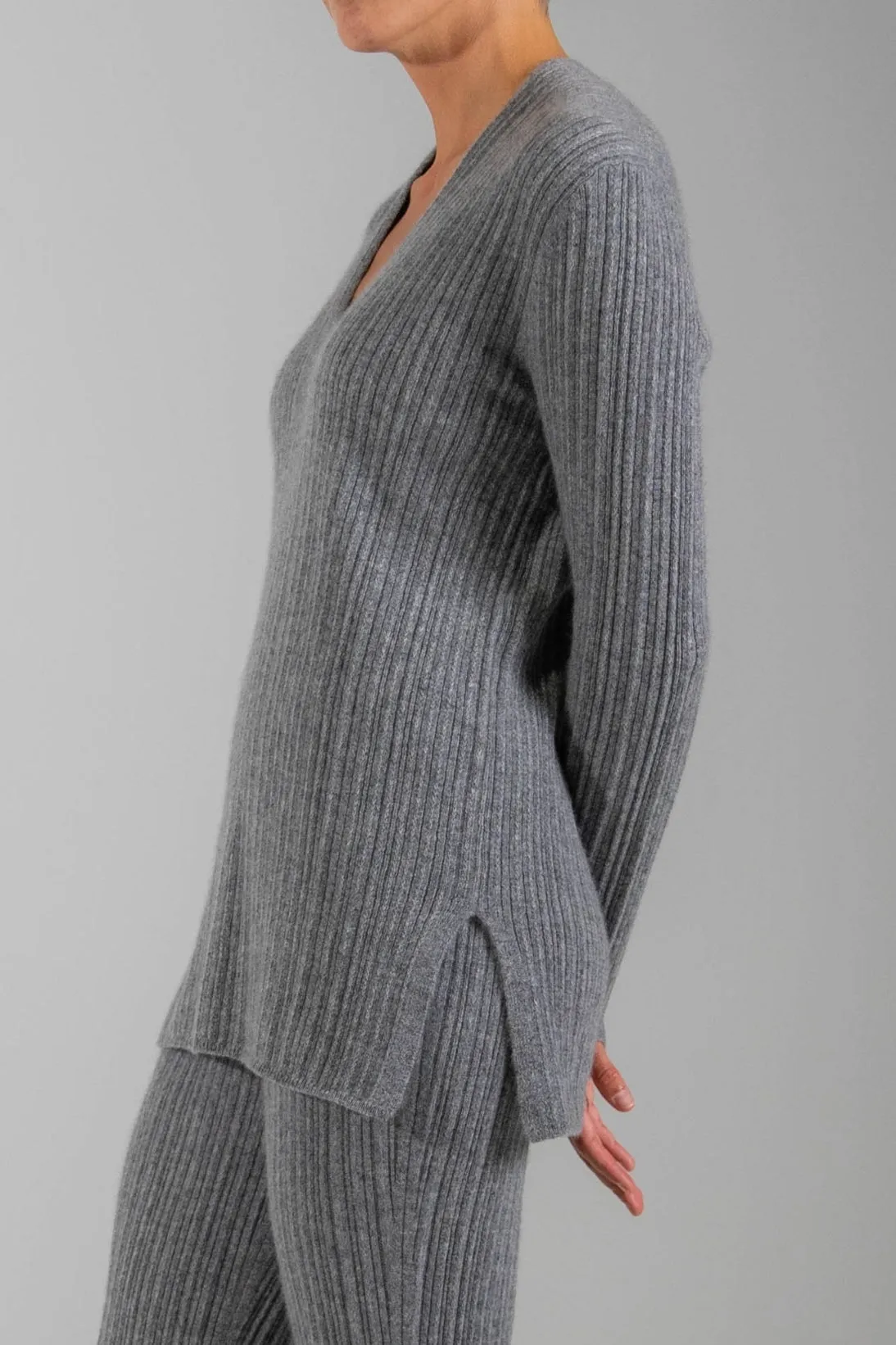 RECYCLED CASHMERE RIBBED V-NECK SWEATER